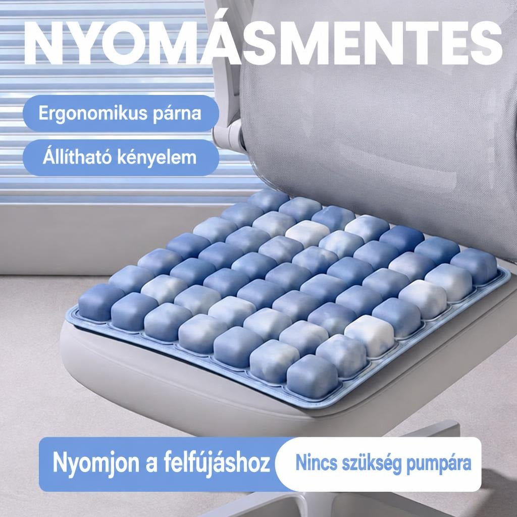 Ergonomikus, légcellás kék ülőpárna egy irodai széken elhelyezve.