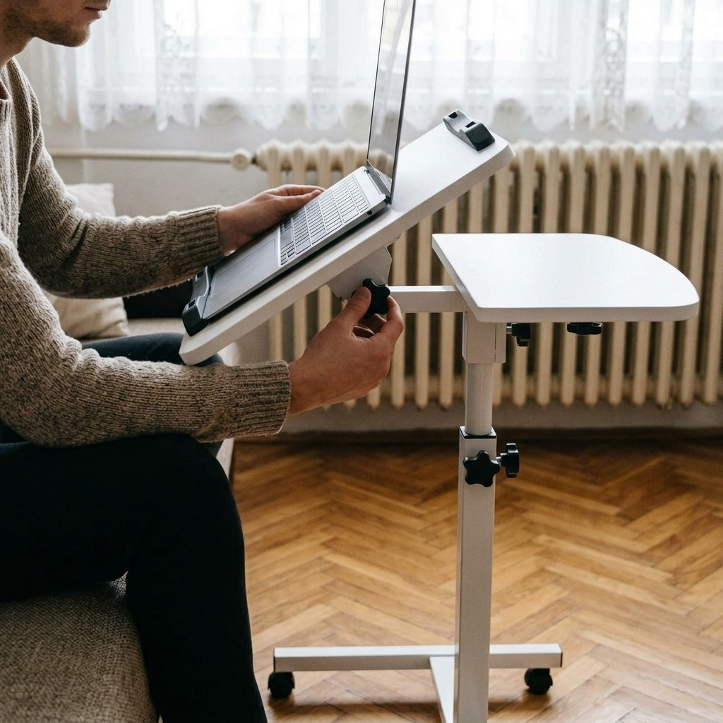 Állítható laptopasztal zárható kerekekkel - használat közben