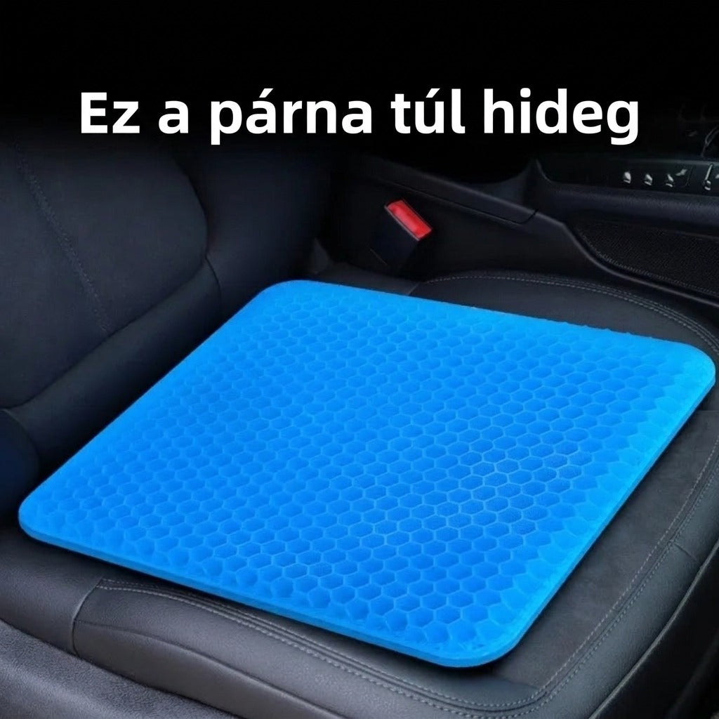 Kék színű méhsejt mintás gél üléspárna fekete autósülésen elhelyezve.