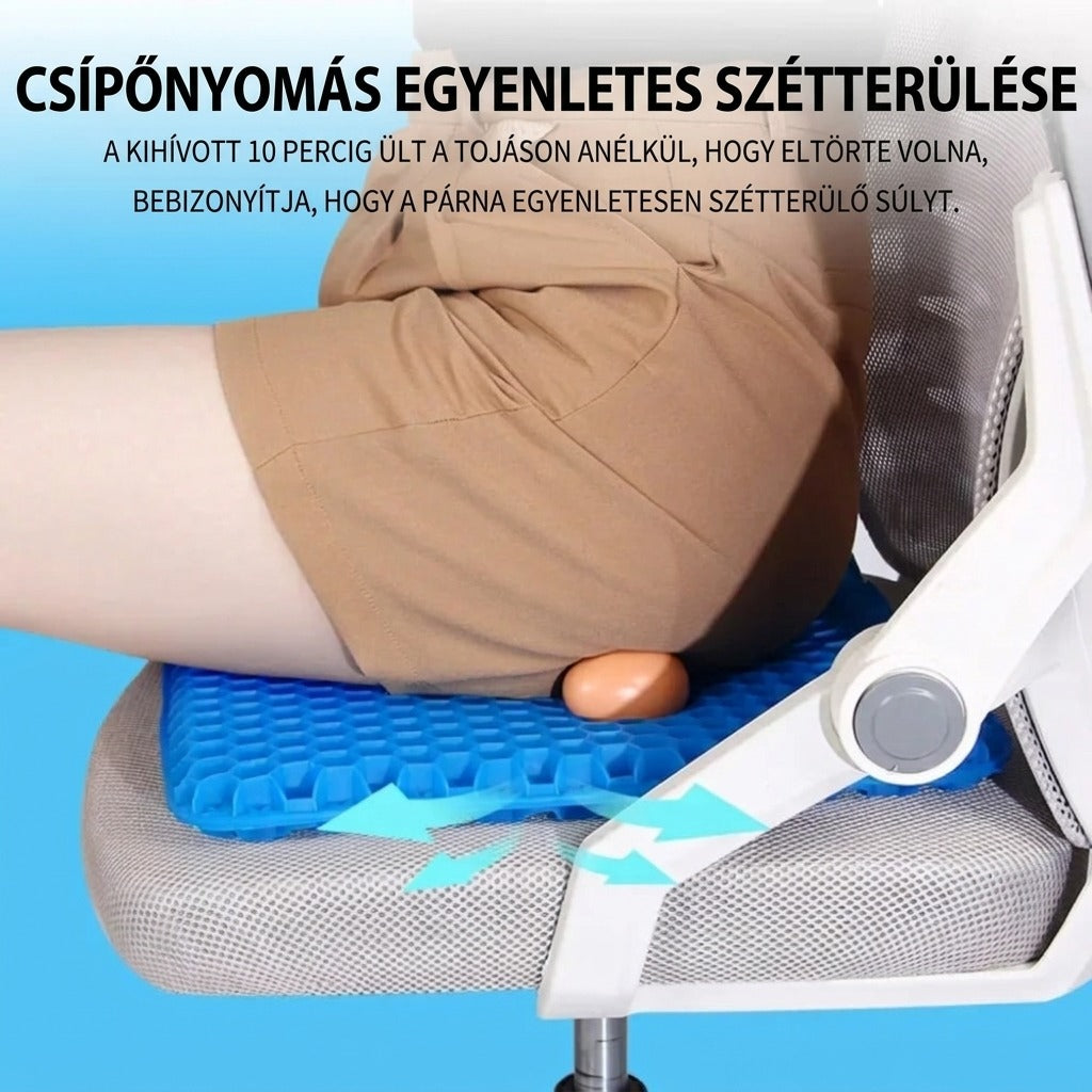 Egy személy tojáson ül a kék zselés ülőpárnán, bemutatva az egyenletes nyomáseloszlást.