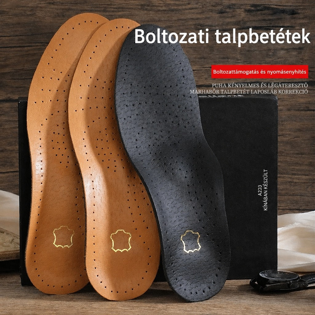 Barna és fekete perforált marhabőr boltozati talpbetétek fekete doboz előtt.