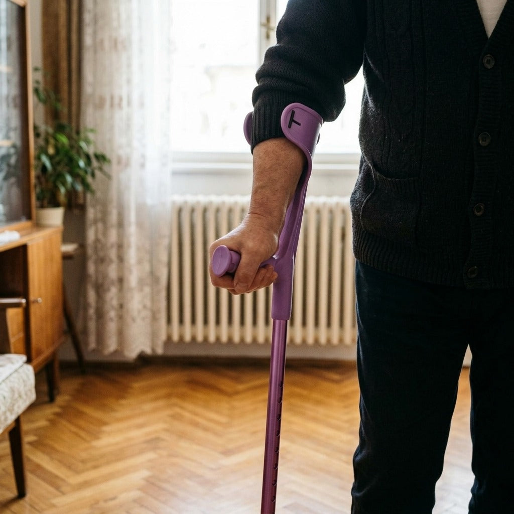 Könnyű, összecsukható alkartámaszos mankó felnőtteknek - használat közben