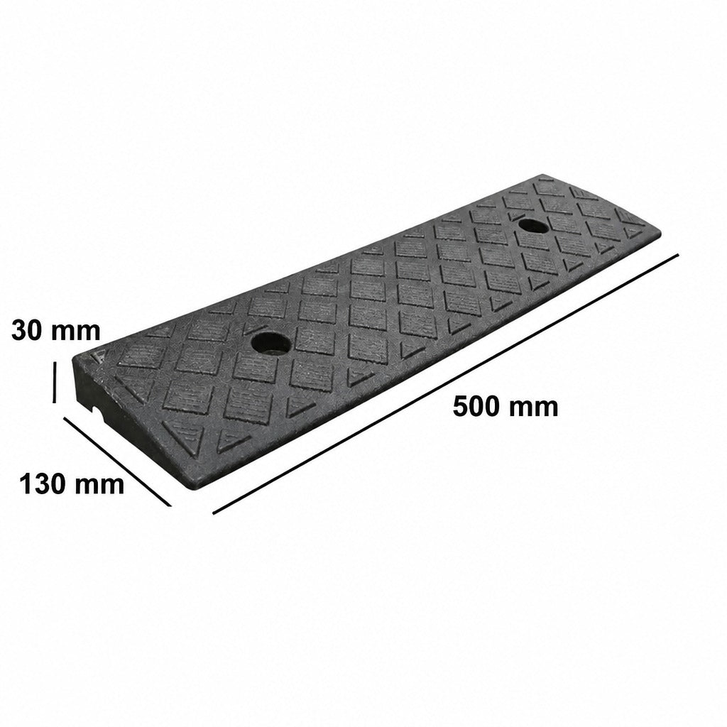 Fekete gumirámpa méretei: 30 mm magasság, 130 mm mélység és 500 mm hosszúság.