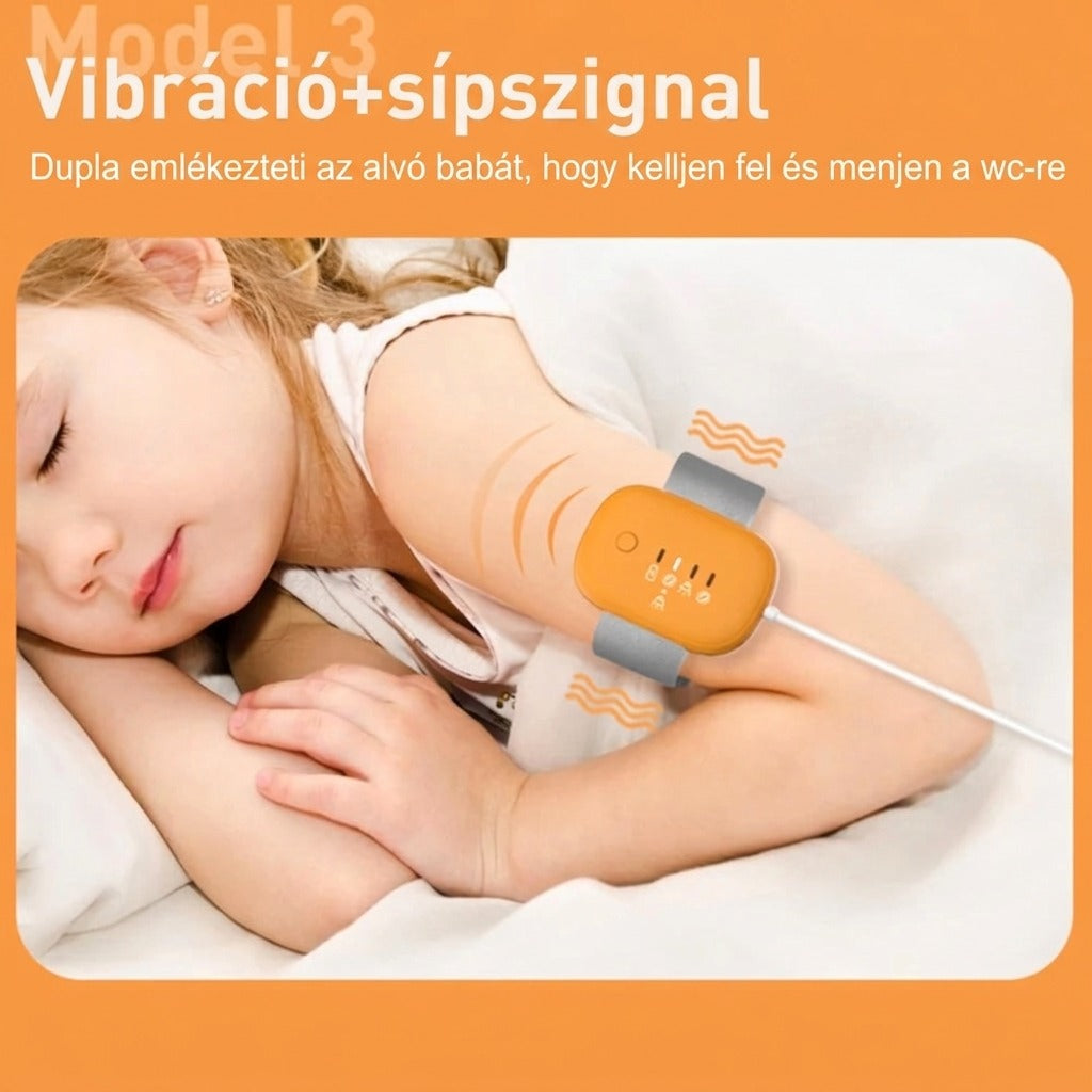 Alvó gyermek karján viselhető ágybavizelés elleni riasztóval.