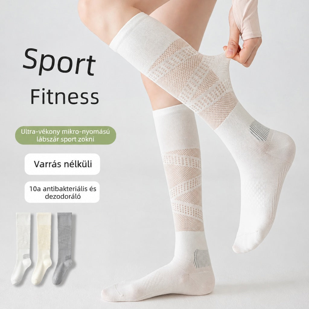 Női lábon látható fehér sport kompressziós zokni hálós mintázattal.