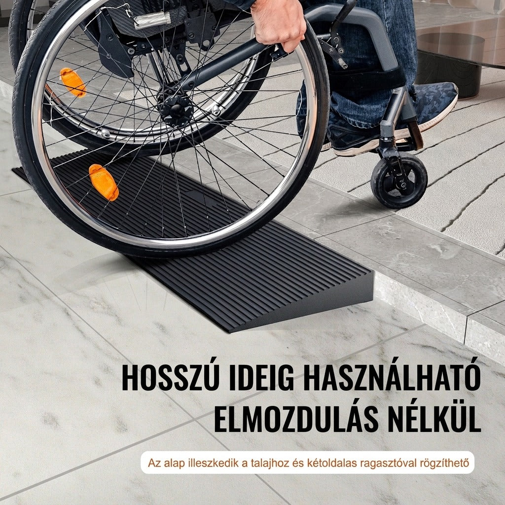 Kerekesszékkel áthajtás egy fekete rámpán küszöbnél.