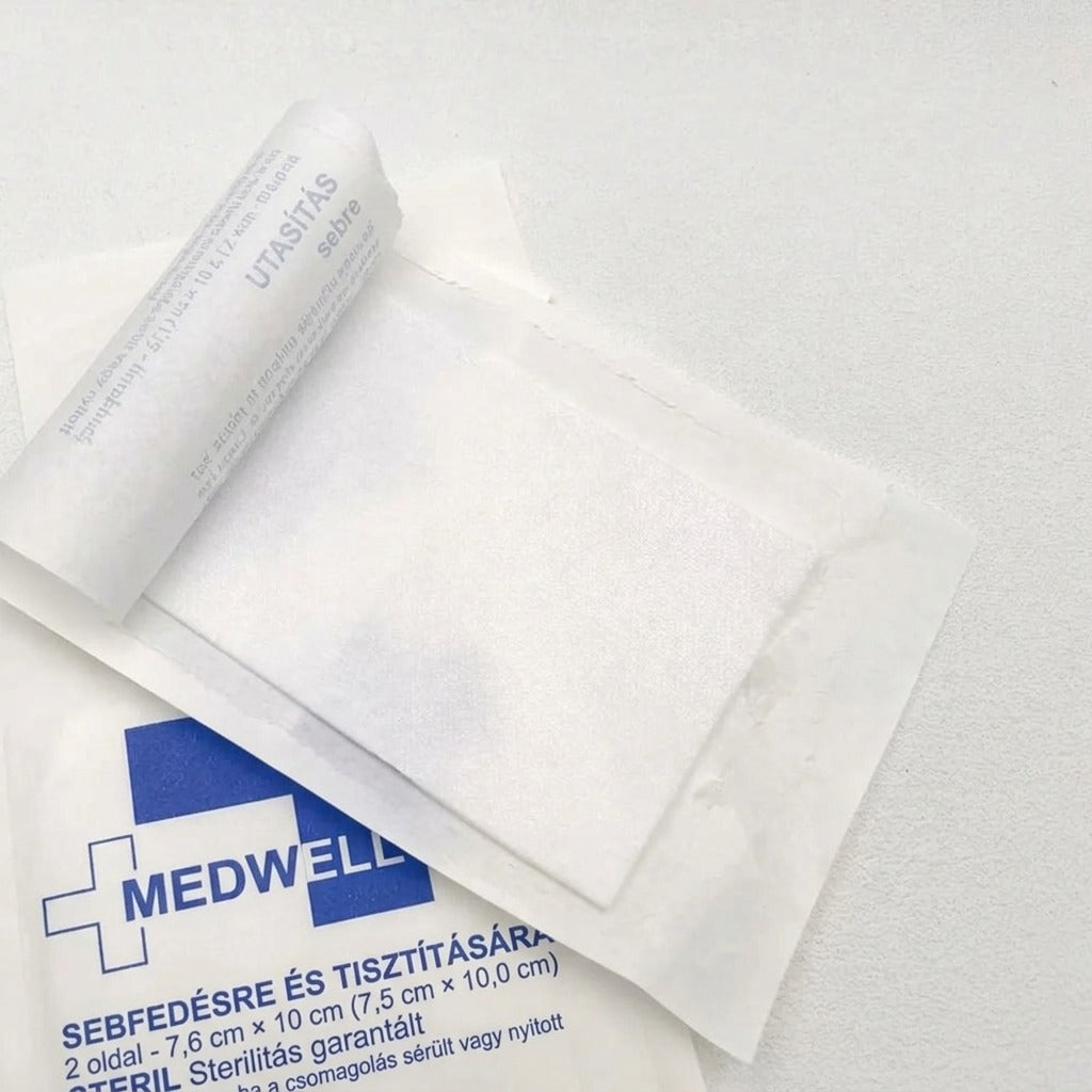 Medwell márkájú steril sebfedő lap felbontott csomagolásban.