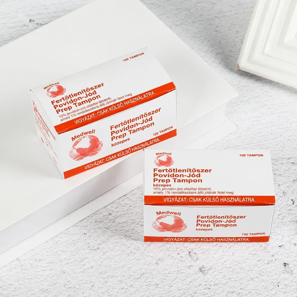 Medwell márkájú povidon-jódos fertőtlenítő tampon dobozai fehér háttéren