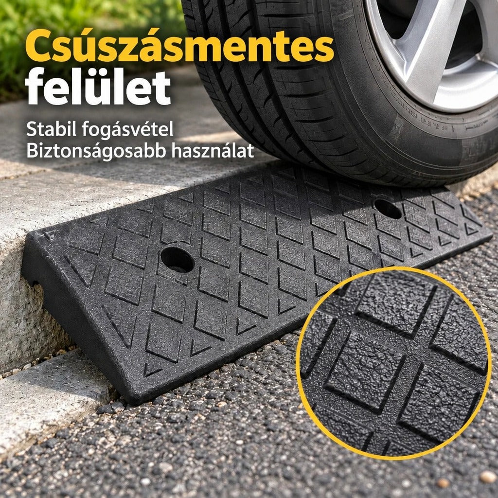 Autókerék alatt elhelyezett fekete csúszásmentes járdaszegély-rámpa közeli nézettel.