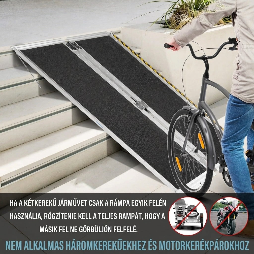 Lépcsőre fektetett összecsukható rámpa kerékpárral és figyelmeztető feliratokkal.