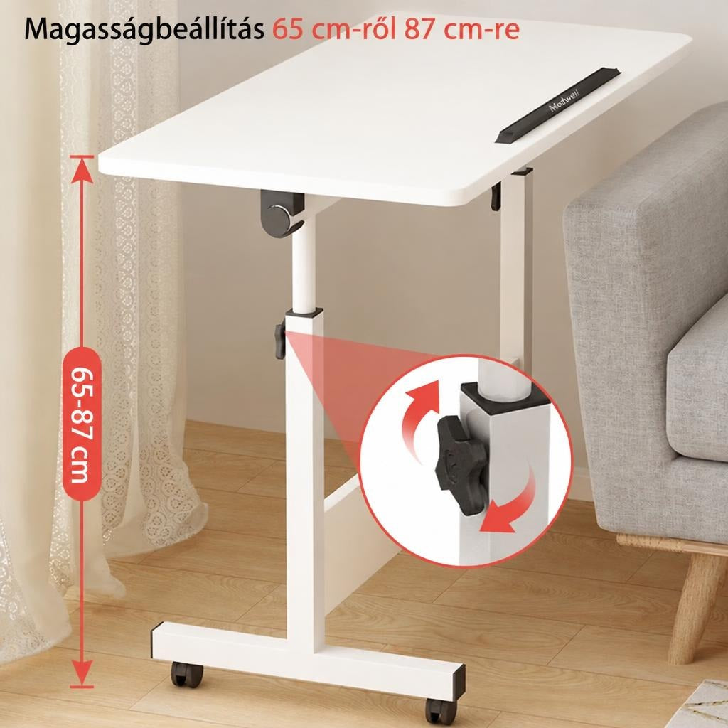 Állítható magasságú fehér gurulós kisasztal a kanapé mellett.