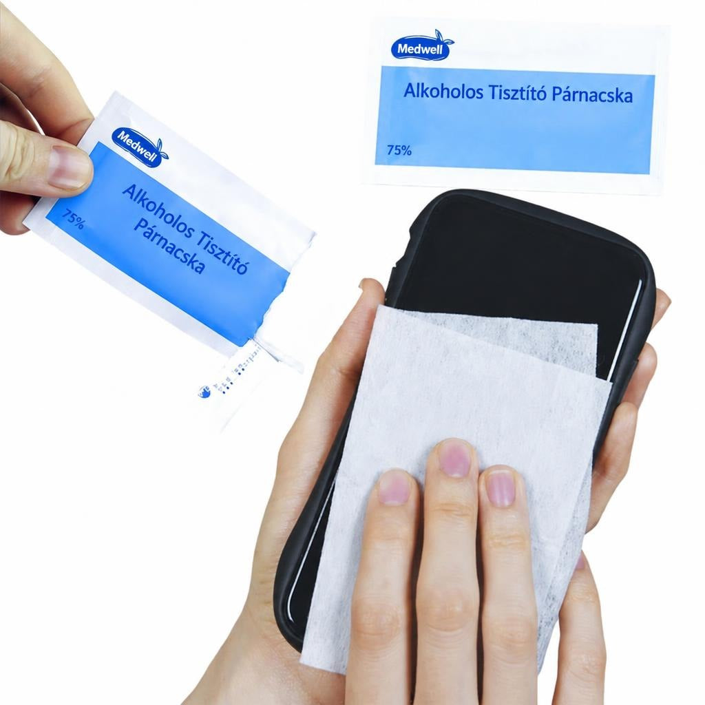 Okostelefon képernyőjének tisztítása Medwell alkoholos törlőkendővel.