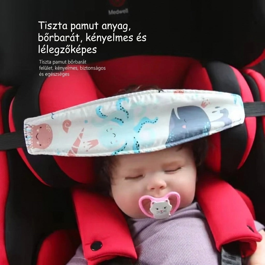 Alvó kisbaba autósülésben, mintás fejtámasztó pánttal rögzítve.