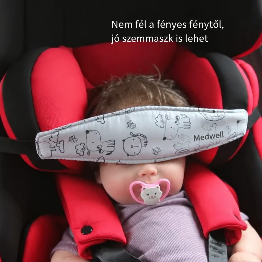 Autósülésben alvó baba Medwell fejpánttal a szemén mint szemmaszk.