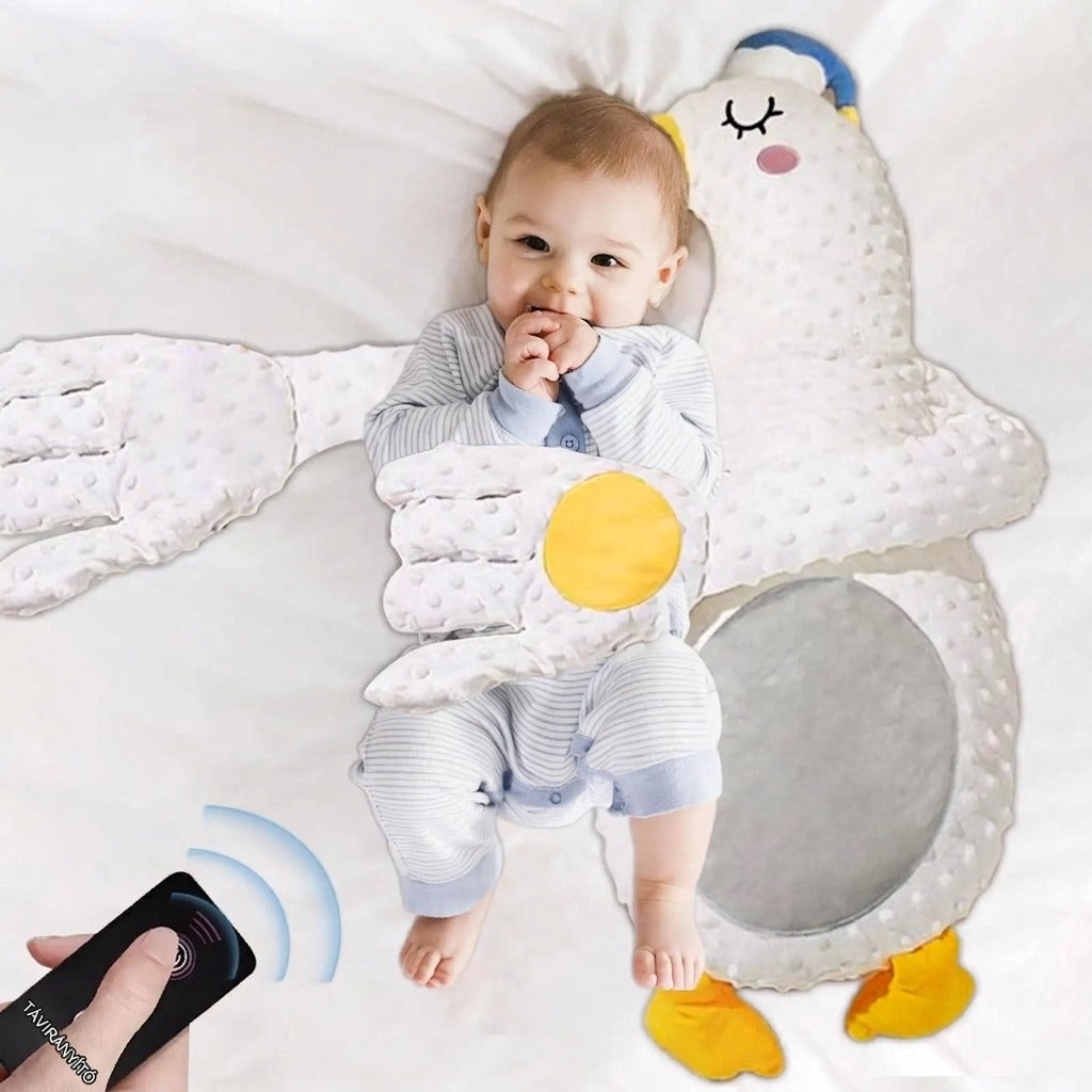 Baba fehér játékpárnával és távirányítóval