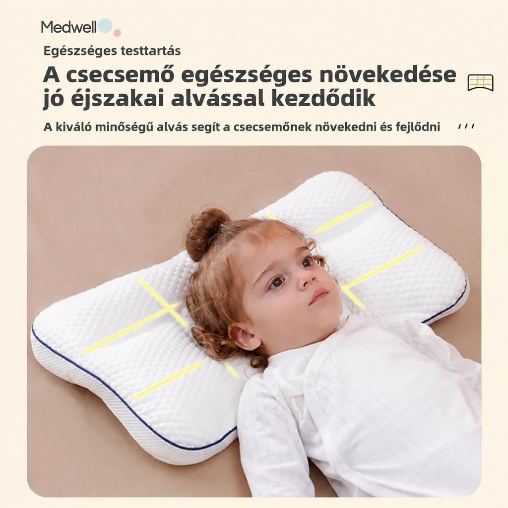 Ergonomikus párnán fekvő kisgyermek az egészséges alvás és testtartás támogatására.