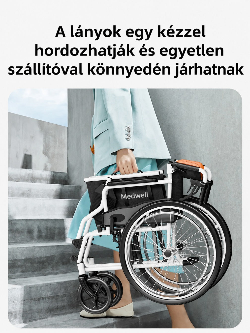 Egy nő egy kézben viszi az összecsukott Medwell kerekesszéket a lépcsőn.