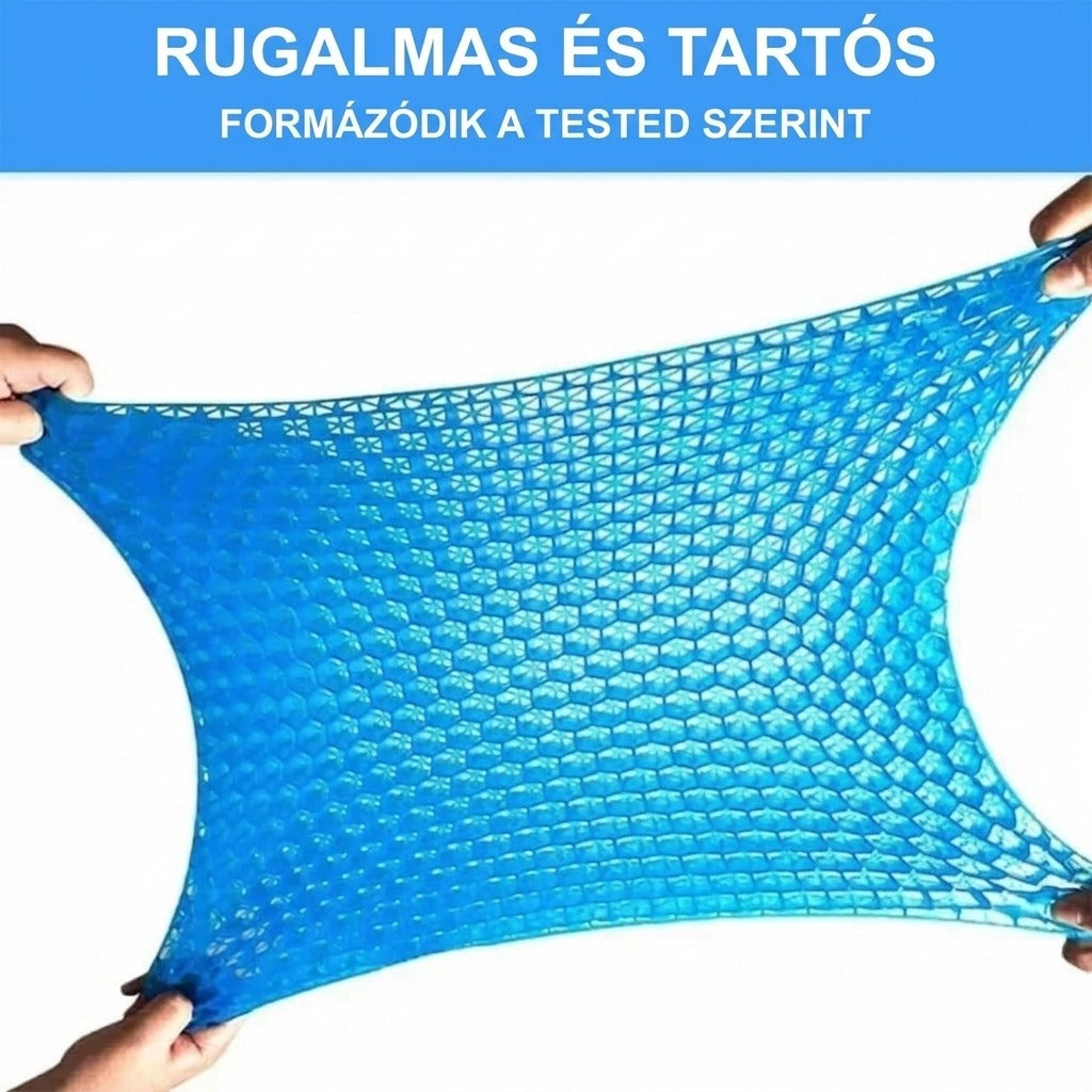 Két kéz által erősen széthúzott, rugalmas kék méhsejt szerkezetű gélpárna.