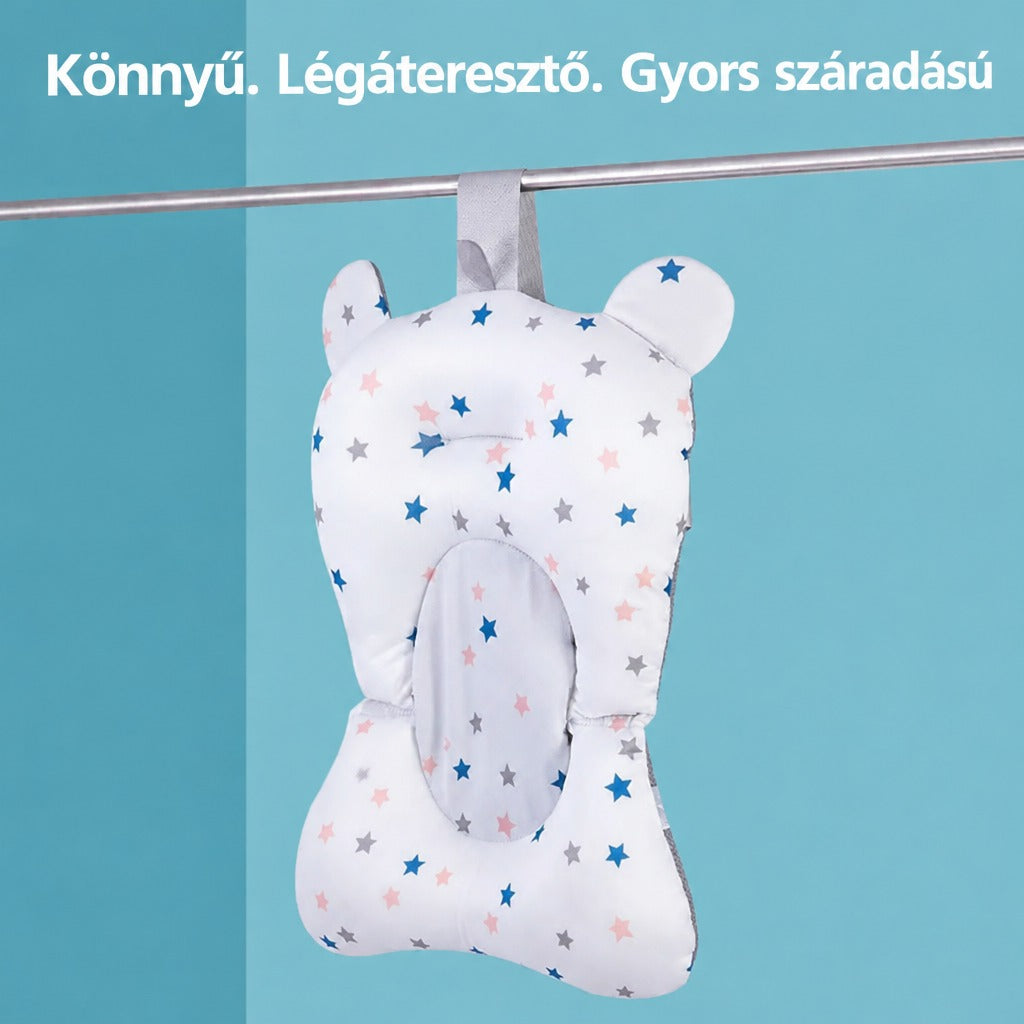 Felakasztott, csillagmintás babafürdető párna kék háttér előtt.