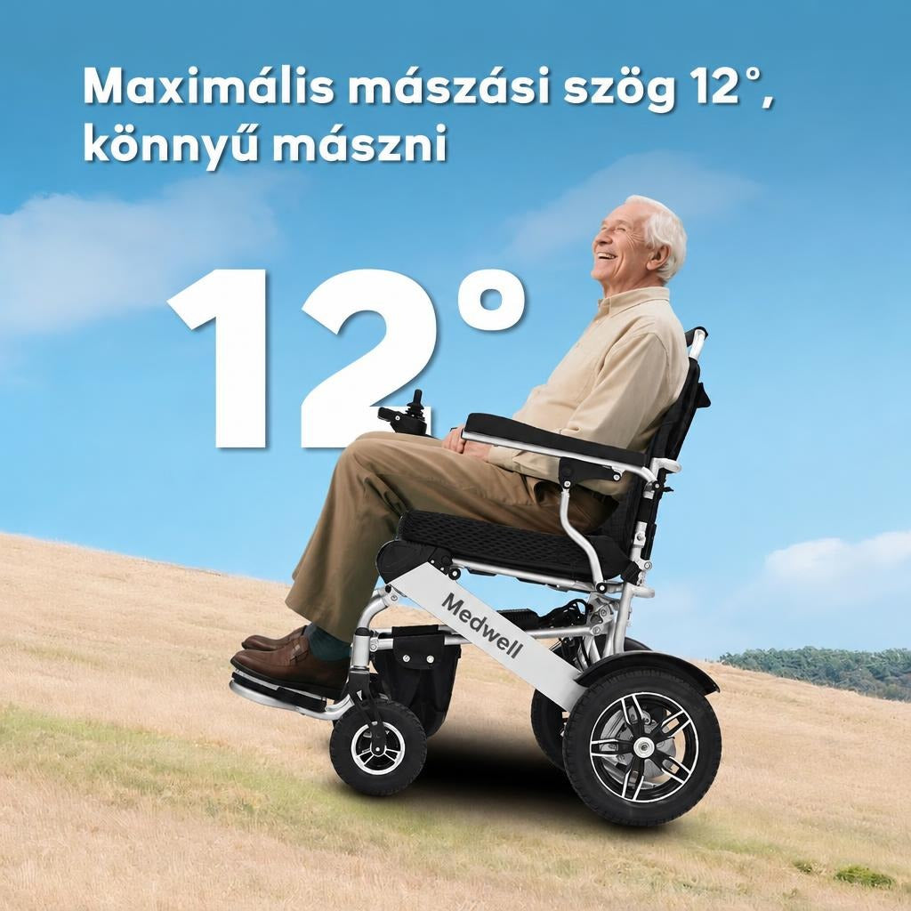 Idős férfi elektromos kerekesszékkel egy 12 fokos lejtőn halad felfelé.