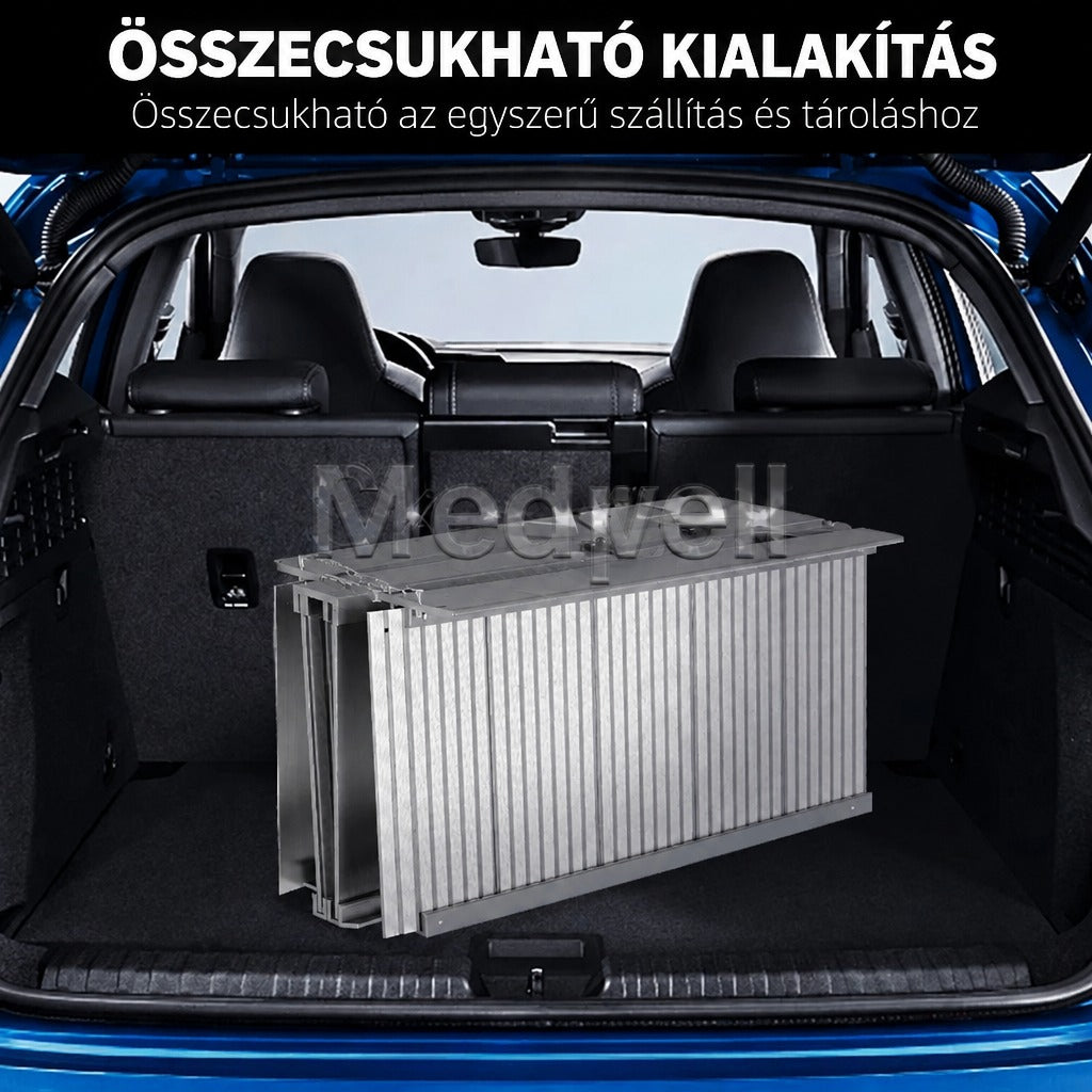 Összecsukott rámpa egy személyautó nyitott csomagtartójában.