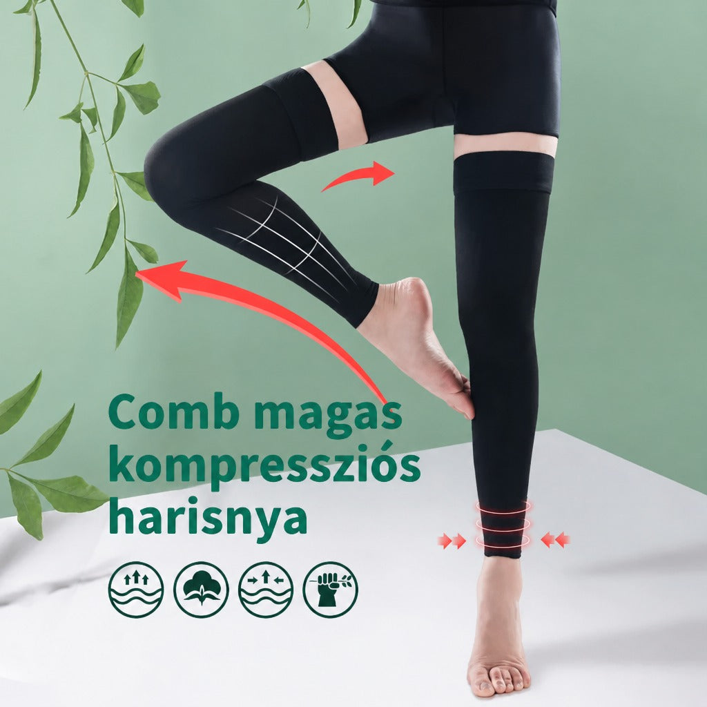 Fekete combig érő kompressziós harisnyát viselő lábak zöld háttér előtt.