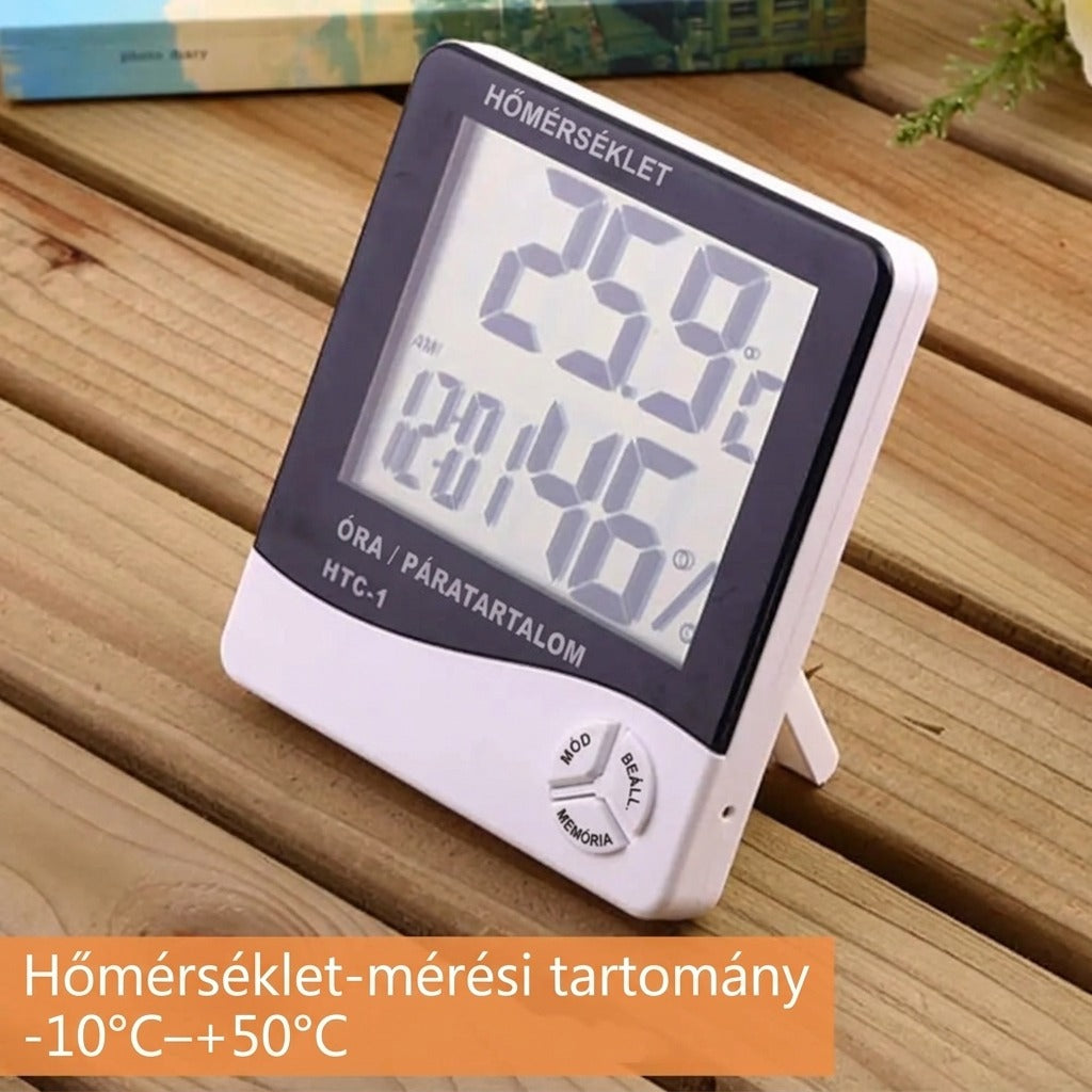 Digitális hőmérséklet- és páratartalom-mérő készülék fa felületen.