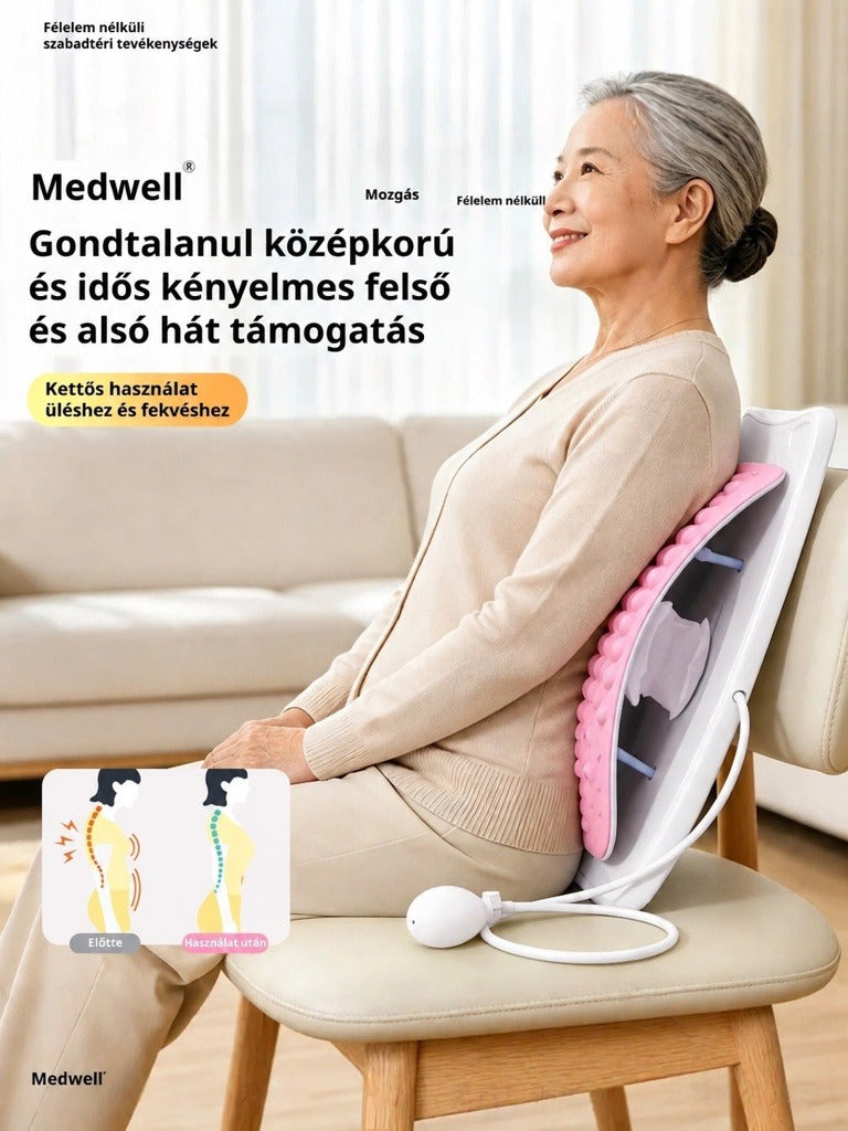 Idős hölgy széken ülve használja a gerinctámasztó eszközt.