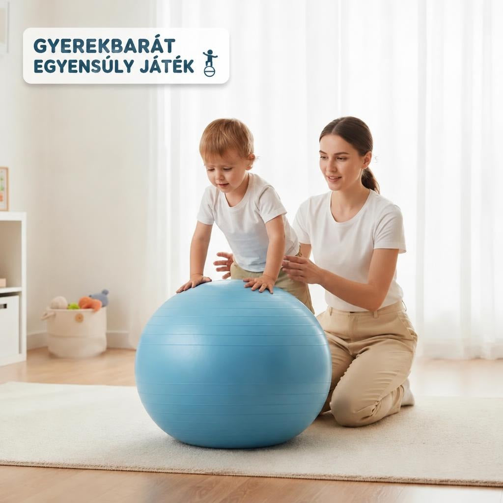 Anya segít a kisfiának játszani egy nagyméretű kék fitneszlabdával a szőnyegen.