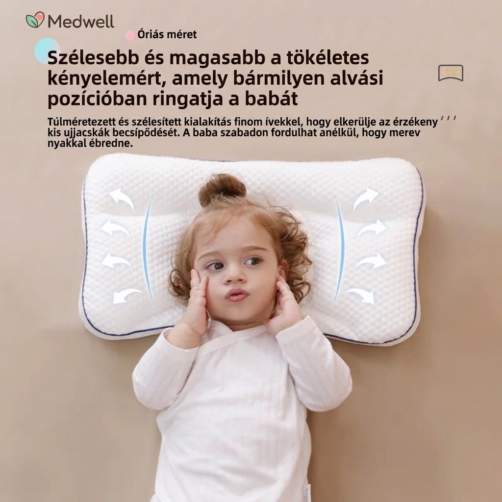 Kisgyermek fekszik a kényelmes babapárnán.