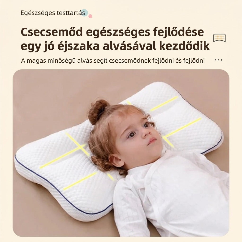 Kisgyermek fekszik a speciális kialakítású babapárnán az egészséges testtartásért.