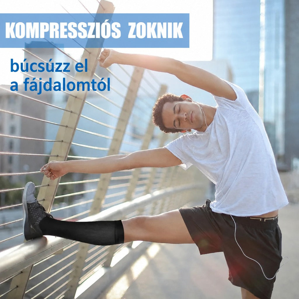 Nyújtózkodó futó férfi fekete kompressziós zokniban egy hídon.