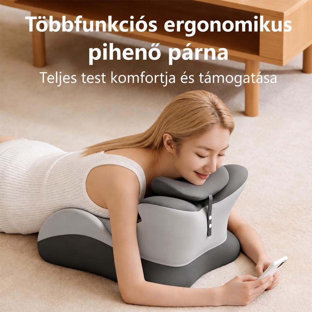 Nő a padlón pihenve, többfunkciós ergonomikus pihenőpárnára támaszkodva telefonozik.