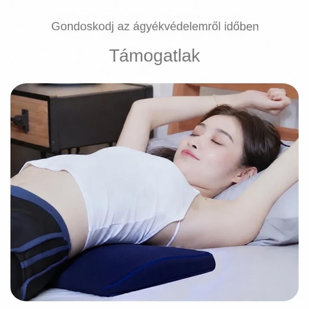 Egy nő az ágyon fekszik, dereka alatt egy sötétkék deréktámasztó párnával.
