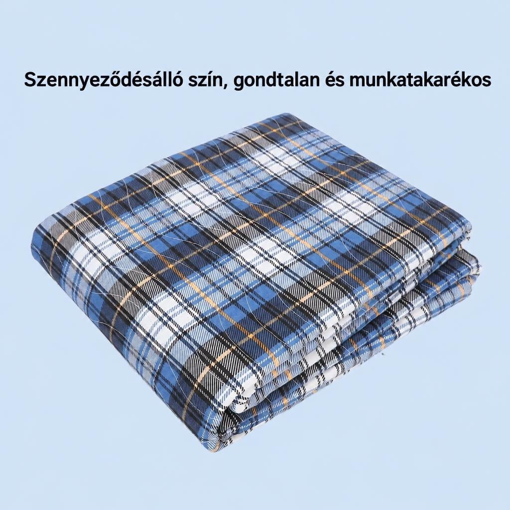 Összehajtott kék kockás steppelt takaró világoskék háttér előtt.