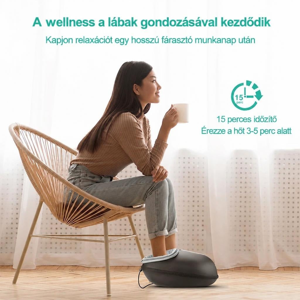 Fiatal nő egy fotelben ülve bögrét tart és lábmasszírozót használ a nappaliban.