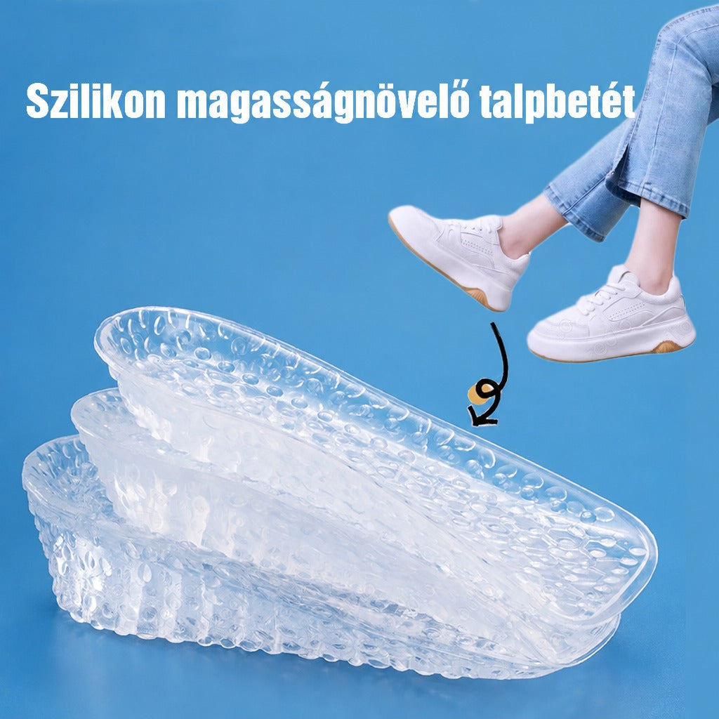 Átlátszó szilikon magasságnövelő sarokemelő talpbetétek és cipőt viselő lábak kék háttér előtt.