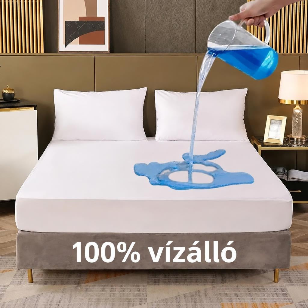 Fehér matracvédő lepedő az ágyon, amelyre kancsóból folyadékot öntenek a vízállóság bemutatására.