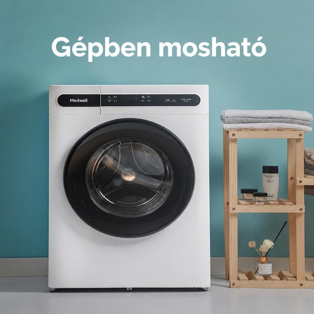 Fehér mosógép és egy fa polc törölközőkkel, felül Gépben mosható felirattal.